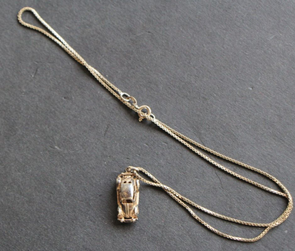 Volkswagen Beetle Splitwindow Pendant with chain 1960 silver (8126)